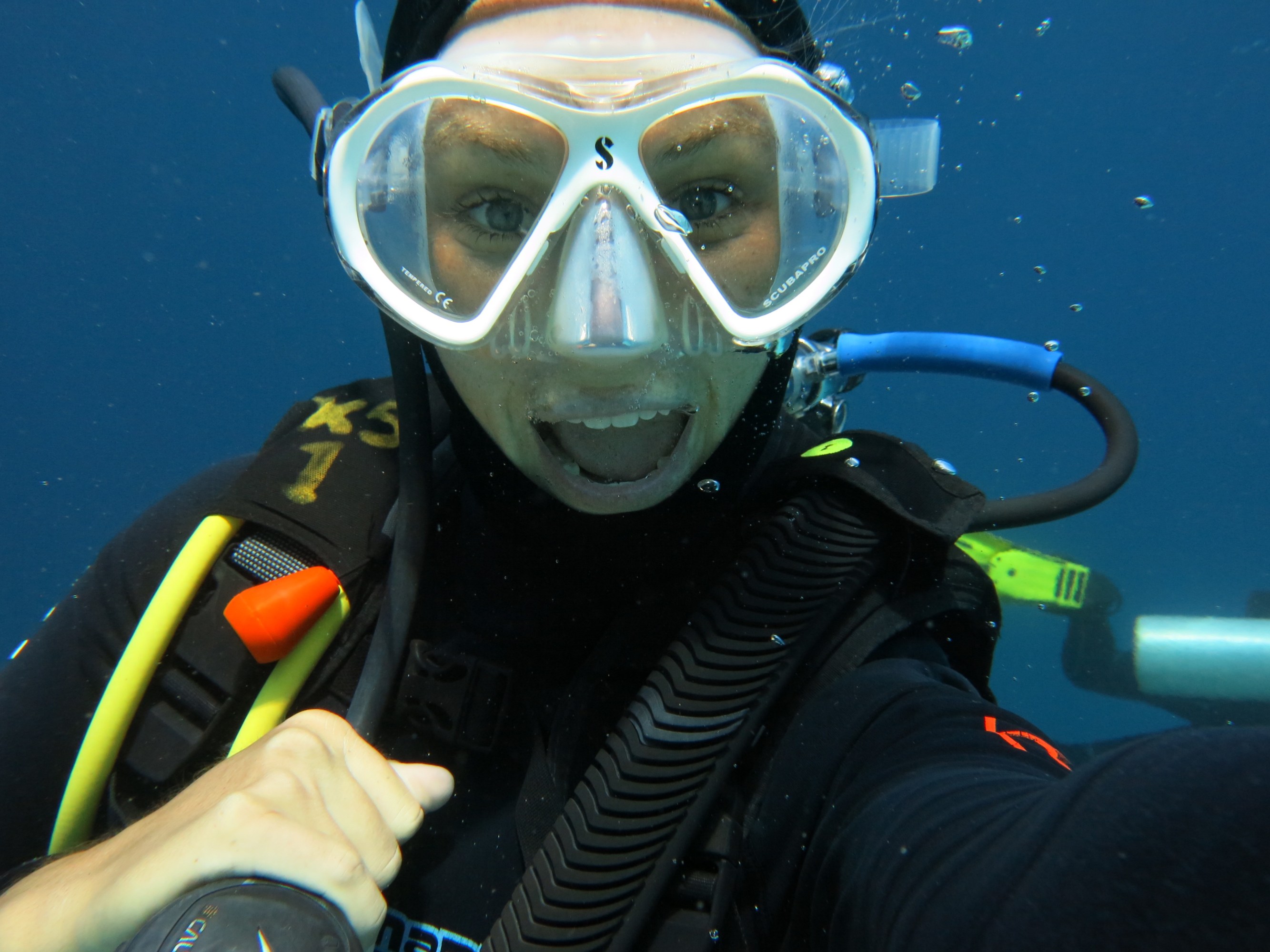 Maui scuba diver smiles with an example of perfect mask defog.