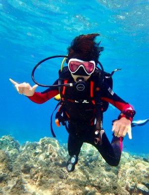 PADI scuba diver flying through the ocean in Lahaina, Maui.