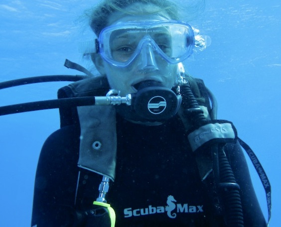 Maui scuba diving lesson for a beginner diver! 