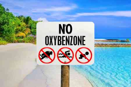 a no oxybenzone sign at the beach